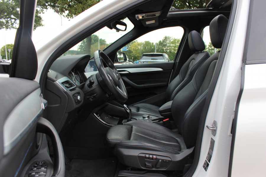 BMW X1 xDrive20i High Exe. M Sport 70.615 km! / Panoramadak / Camera / Head-up / Leder / Navigatie / 18'' / Stuur+Stoelverwarming / Cruise Control