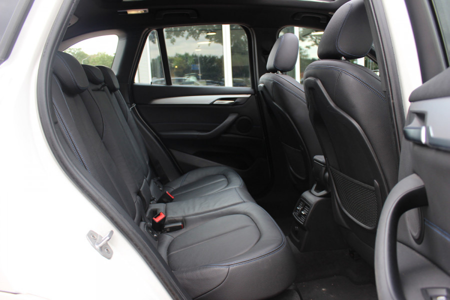 BMW X1 xDrive20i High Exe. M Sport 70.615 km! / Panoramadak / Camera / Head-up / Leder / Navigatie / 18'' / Stuur+Stoelverwarming / Cruise Control