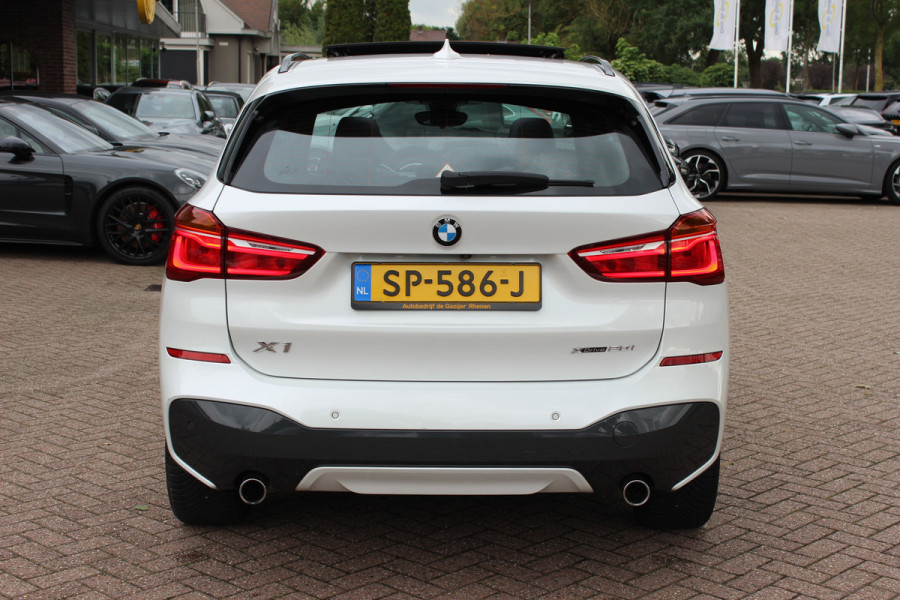 BMW X1 xDrive20i High Exe. M Sport 70.615 km! / Panoramadak / Camera / Head-up / Leder / Navigatie / 18'' / Stuur+Stoelverwarming / Cruise Control