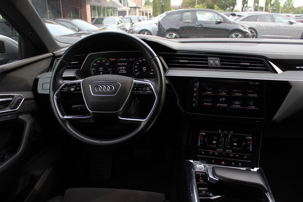 Audi e-tron e-tron 55 quattro advanced Pro Line Plus 95 kWh / SoH 95,6 % / Trekhaak / 360Camera / Luchtvering / Keyless / 20'' / CarPlay / Stoelverwarming / Dodehoek / DAB / ACC
