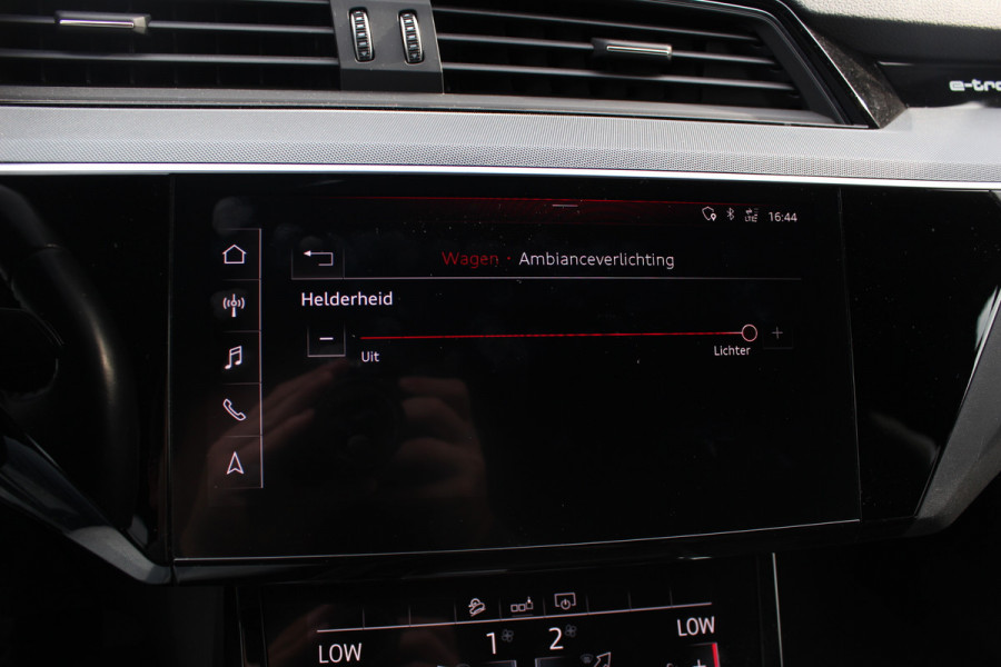 Audi e-tron e-tron 55 quattro advanced Pro Line Plus 95 kWh / SoH 95,6 % / Trekhaak / 360Camera / Luchtvering / Keyless / 20'' / CarPlay / Stoelverwarming / Dodehoek / DAB / ACC