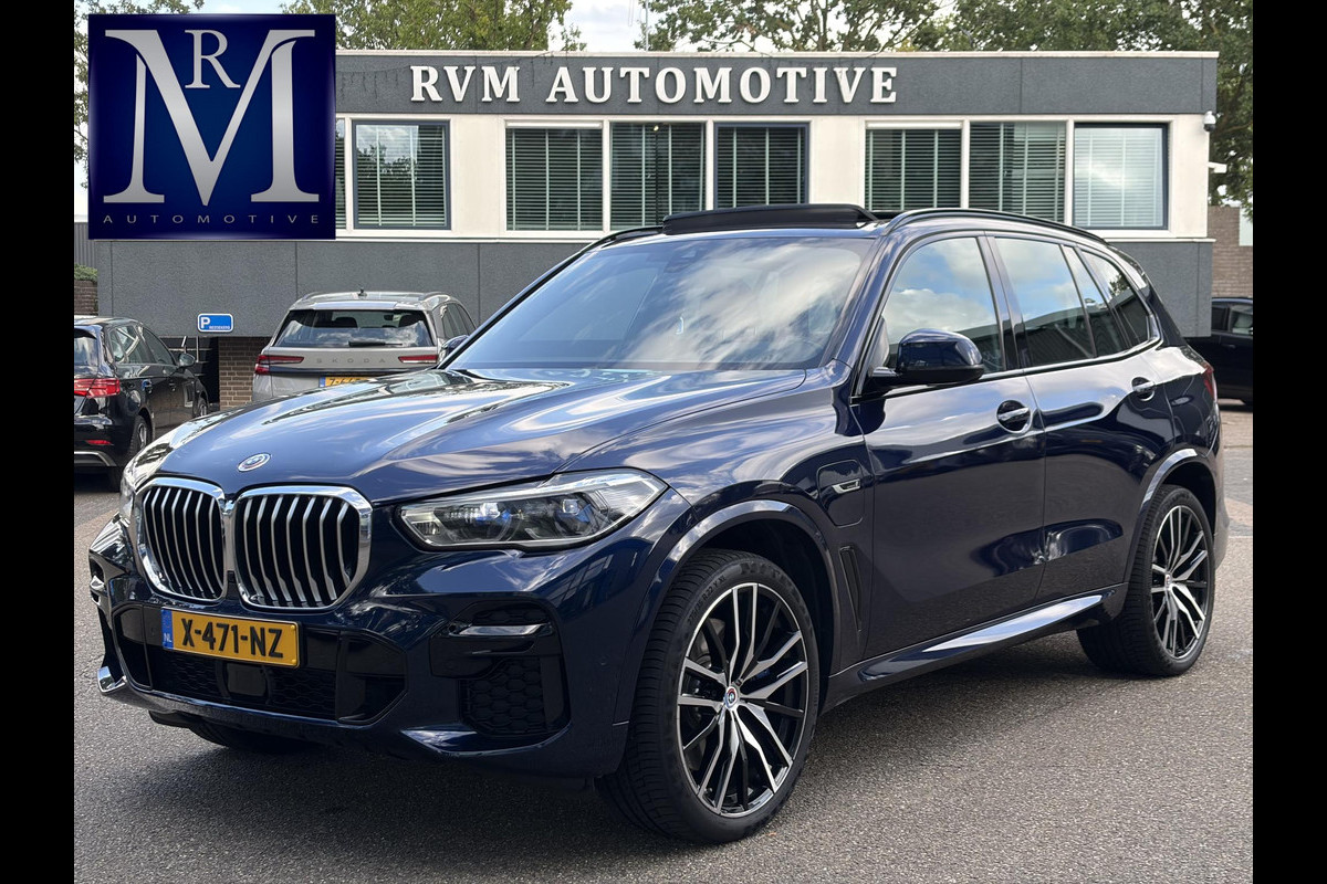 BMW X5 xDrive45e High Executive BOMVOL! | PANO | HARMAN KARDON | LASER LED | ELEK. ACHTER KLEP | ELEK. TREKHAAK | STOELVERWARMING | ELEK. MEM. SEAT | ACHTERUITRIJCAMERA | 22'' VELGEN | RIJKLAAR PRIJS + 12 MND BOVAG GARANTIE |