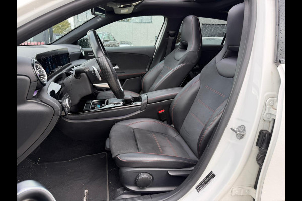 Mercedes-Benz A-Klasse 200 Business Solution AMG Upgrade | Panoramadak | Stoelverwarming | Cruise Control | Navigatie | Camera | LED High Performance | Keyless | Ambiance Verlichting | Parkeersensoren |