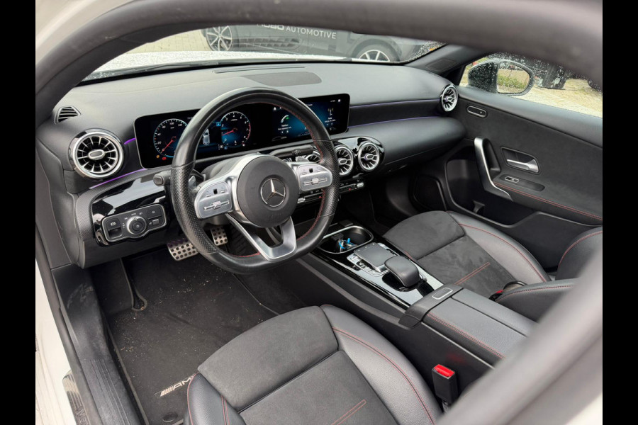 Mercedes-Benz A-Klasse 200 Business Solution AMG Upgrade | Panoramadak | Stoelverwarming | Cruise Control | Navigatie | Camera | LED High Performance | Keyless | Ambiance Verlichting | Parkeersensoren |