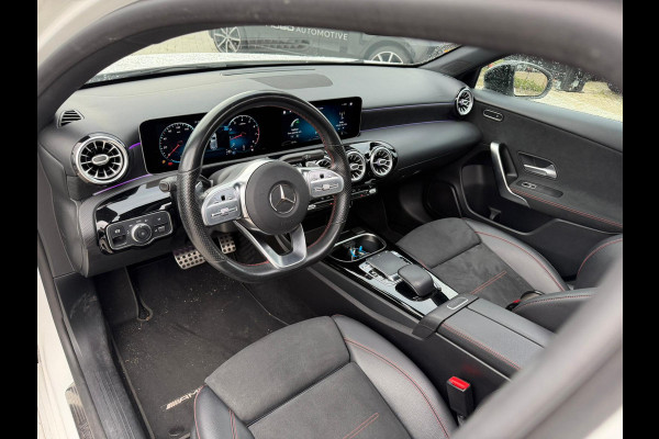 Mercedes-Benz A-Klasse 200 Business Solution AMG Upgrade | Panoramadak | Stoelverwarming | Cruise Control | Navigatie | Camera | LED High Performance | Keyless | Ambiance Verlichting | Parkeersensoren |