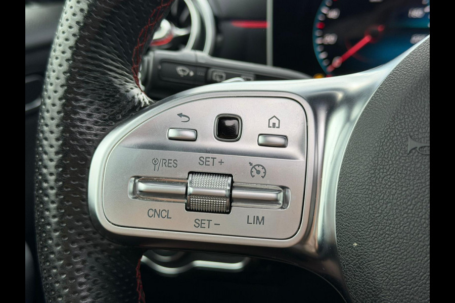 Mercedes-Benz A-Klasse 200 Business Solution AMG Upgrade | Panoramadak | Stoelverwarming | Cruise Control | Navigatie | Camera | LED High Performance | Keyless | Ambiance Verlichting | Parkeersensoren |