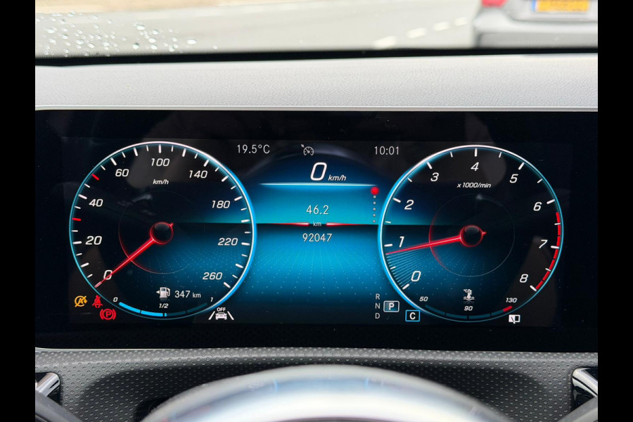 Mercedes-Benz A-Klasse 200 Business Solution AMG Upgrade | Panoramadak | Stoelverwarming | Cruise Control | Navigatie | Camera | LED High Performance | Keyless | Ambiance Verlichting | Parkeersensoren |
