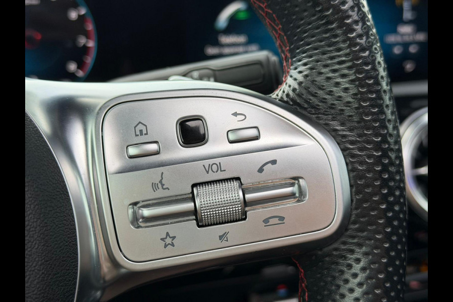 Mercedes-Benz A-Klasse 200 Business Solution AMG Upgrade | Panoramadak | Stoelverwarming | Cruise Control | Navigatie | Camera | LED High Performance | Keyless | Ambiance Verlichting | Parkeersensoren |