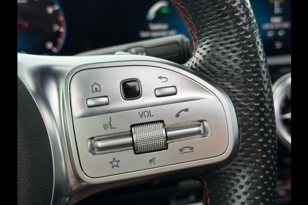 Mercedes-Benz A-Klasse 200 Business Solution AMG Upgrade | Panoramadak | Stoelverwarming | Cruise Control | Navigatie | Camera | LED High Performance | Keyless | Ambiance Verlichting | Parkeersensoren |