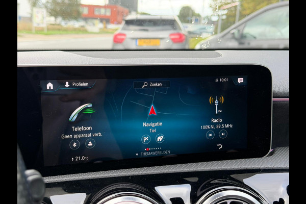 Mercedes-Benz A-Klasse 200 Business Solution AMG Upgrade | Panoramadak | Stoelverwarming | Cruise Control | Navigatie | Camera | LED High Performance | Keyless | Ambiance Verlichting | Parkeersensoren |
