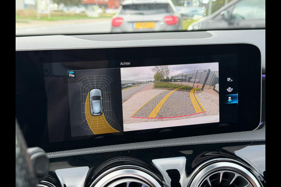 Mercedes-Benz A-Klasse 200 Business Solution AMG Upgrade | Panoramadak | Stoelverwarming | Cruise Control | Navigatie | Camera | LED High Performance | Keyless | Ambiance Verlichting | Parkeersensoren |