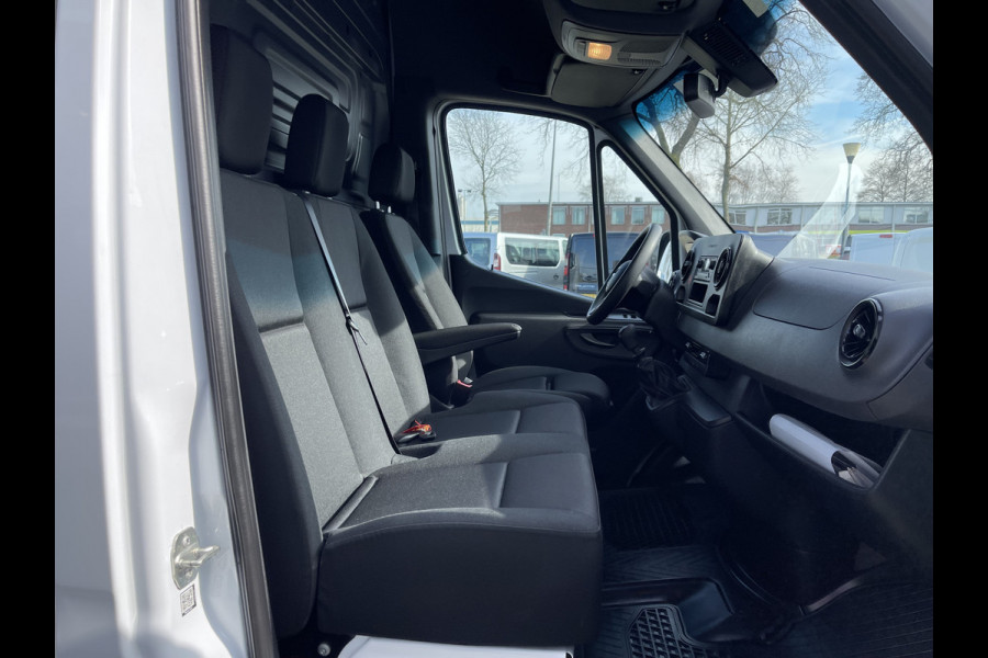Mercedes-Benz Sprinter 317 1.9 CDI 170pk L3H2 RWD Functional / rijklaar € 32.950 ex btw / lease vanaf € 893 / trekhaak + opstap achter / 270 graden deuren / achteruit rijcamera !