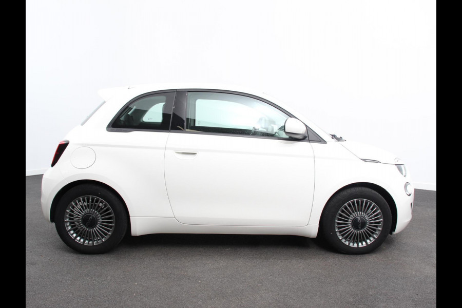 Fiat 500E Icon 42 kWh Automaat Climate control Cruise control Achteruitrijcamera Navigatie Apple Carplay/ Android Auto Keyless