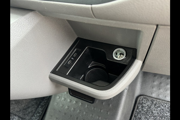 Volkswagen Transporter 2.0 TDI L2H1 30 DC Highline Automaat Trekhaak Navigatie Carplay Cruise Pdc