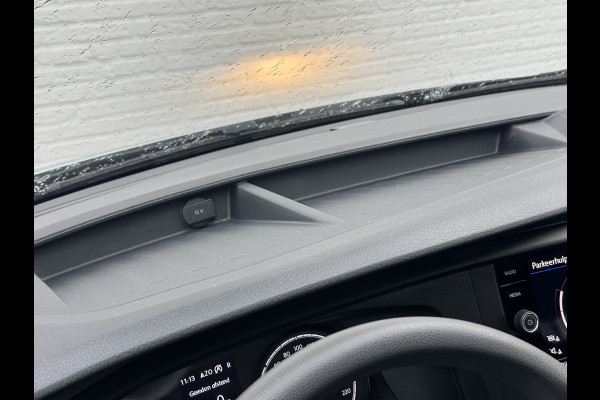 Volkswagen Transporter 2.0 TDI L2H1 30 DC Highline Automaat Trekhaak Navigatie Carplay Cruise Pdc