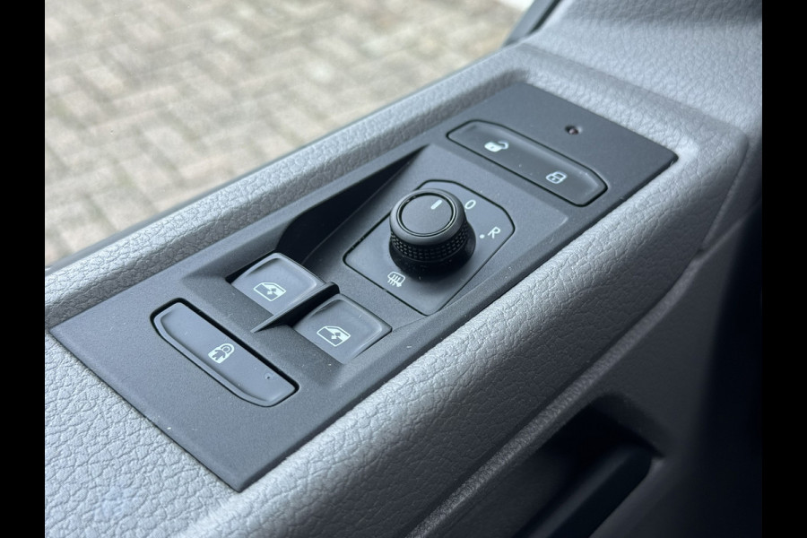 Volkswagen Transporter 2.0 TDI L2H1 30 DC Highline Automaat Trekhaak Navigatie Carplay Cruise Pdc