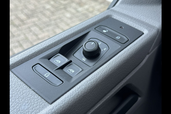 Volkswagen Transporter 2.0 TDI L2H1 30 DC Highline Automaat Trekhaak Navigatie Carplay Cruise Pdc