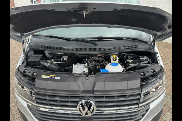 Volkswagen Transporter 2.0 TDI L2H1 30 DC Highline Automaat Trekhaak Navigatie Carplay Cruise Pdc