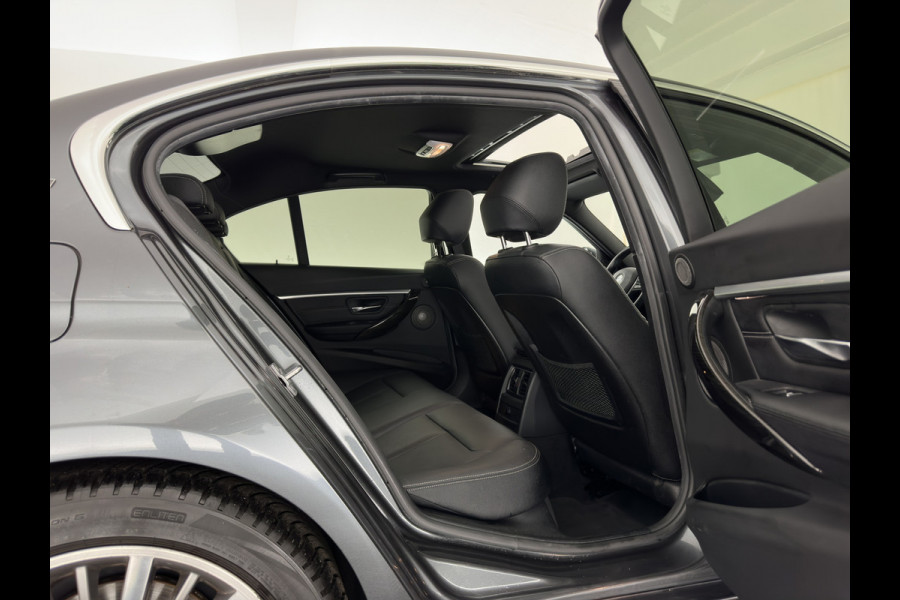 BMW 3-serie 330e High Executive Luxury-Line (Plug-in) (INCL-BTW) Aut. *PANO |  LEATHER | FULL-LED | MEMORY-PACK | HARMAN/KARDON-AUDIO | BLINDSPOT | KEYLESS | CAMERA | NAVI-FULLMAP | DAB | PRIVACY-GLASS | ECC | HEAD-UP | PDC | 18''ALU*