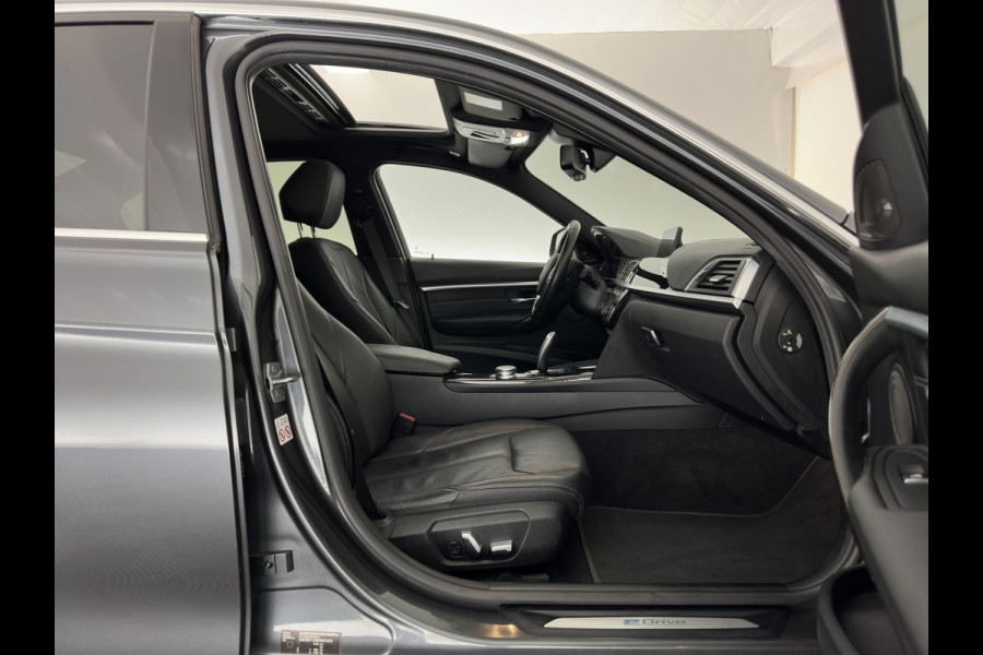 BMW 3-serie 330e High Executive Luxury-Line (Plug-in) (INCL-BTW) Aut. *PANO |  LEATHER | FULL-LED | MEMORY-PACK | HARMAN/KARDON-AUDIO | BLINDSPOT | KEYLESS | CAMERA | NAVI-FULLMAP | DAB | PRIVACY-GLASS | ECC | HEAD-UP | PDC | 18''ALU*