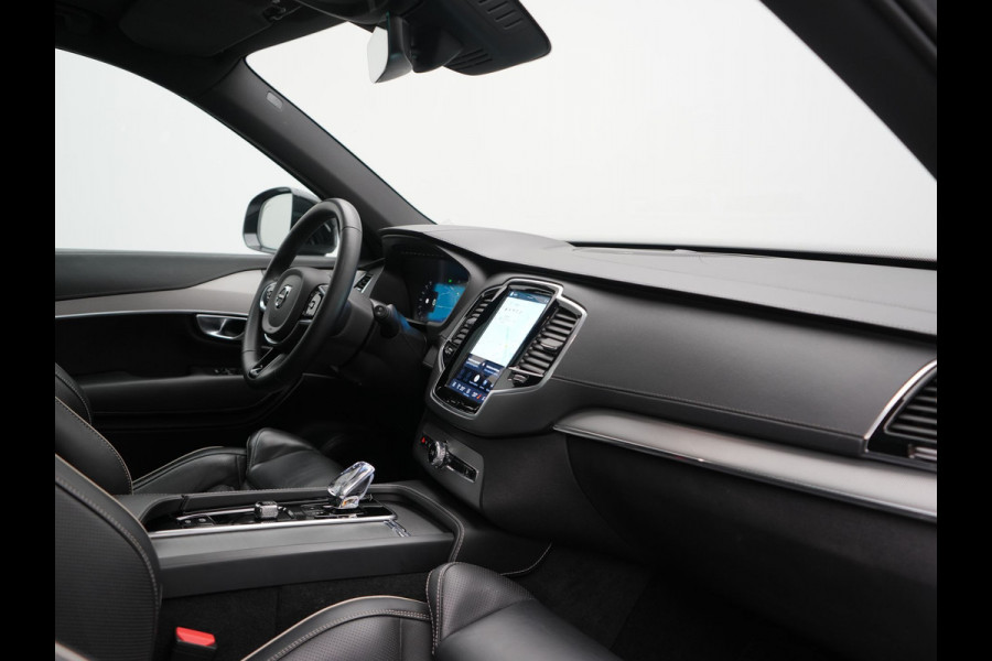 Volvo XC90 T8 Recharge AWD Plus Dark Long Range 7 Persoons PHEV 456pk Dealer O.H. | Trekhaak Af Fabriek | Panodak | Luchtvering | Adaptive Cruise | 360 Camera | Lederen Sportstoelen Memory & Verwarmd | Harman / Kardon | Keyless | Blis | Stuur Verwarmd | Apple Carplay | Plug In Hybrid |