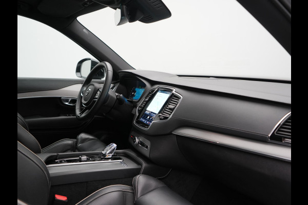 Volvo XC90 T8 Recharge AWD Plus Dark Long Range 7 Persoons PHEV 456pk Dealer O.H. | Trekhaak Af Fabriek | Panodak | Luchtvering | Adaptive Cruise | 360 Camera | Lederen Sportstoelen Memory & Verwarmd | Harman / Kardon | Keyless | Blis | Stuur Verwarmd | Apple Carplay | Plug In Hybrid |
