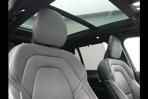 Volvo XC90 T8 Recharge AWD Plus Dark Long Range 7 Persoons PHEV 456pk Dealer O.H. | Trekhaak Af Fabriek | Panodak | Luchtvering | Adaptive Cruise | 360 Camera | Lederen Sportstoelen Memory & Verwarmd | Harman / Kardon | Keyless | Blis | Stuur Verwarmd | Apple Carplay | Plug In Hybrid |