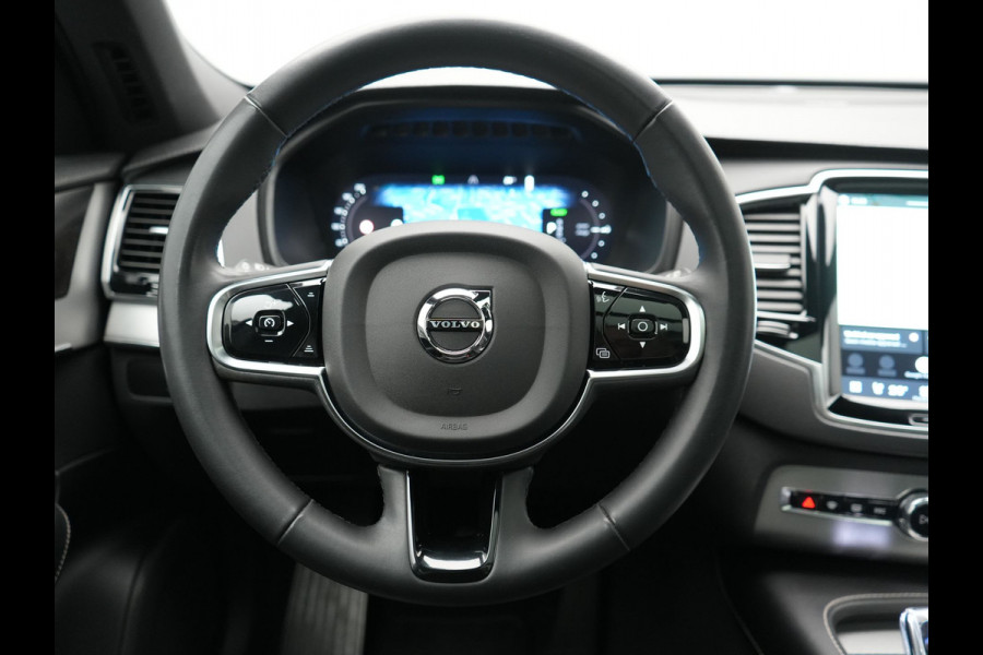 Volvo XC90 T8 Recharge AWD Plus Dark Long Range 7 Persoons PHEV 456pk Dealer O.H. | Trekhaak Af Fabriek | Panodak | Luchtvering | Adaptive Cruise | 360 Camera | Lederen Sportstoelen Memory & Verwarmd | Harman / Kardon | Keyless | Blis | Stuur Verwarmd | Apple Carplay | Plug In Hybrid |