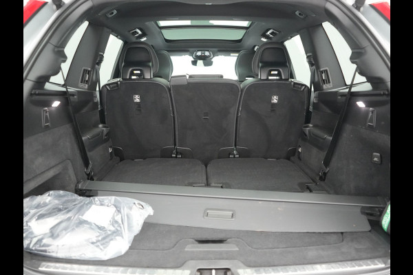 Volvo XC90 T8 Recharge AWD Plus Dark Long Range 7 Persoons PHEV 456pk Dealer O.H. | Trekhaak Af Fabriek | Panodak | Luchtvering | Adaptive Cruise | 360 Camera | Lederen Sportstoelen Memory & Verwarmd | Harman / Kardon | Keyless | Blis | Stuur Verwarmd | Apple Carplay | Plug In Hybrid |