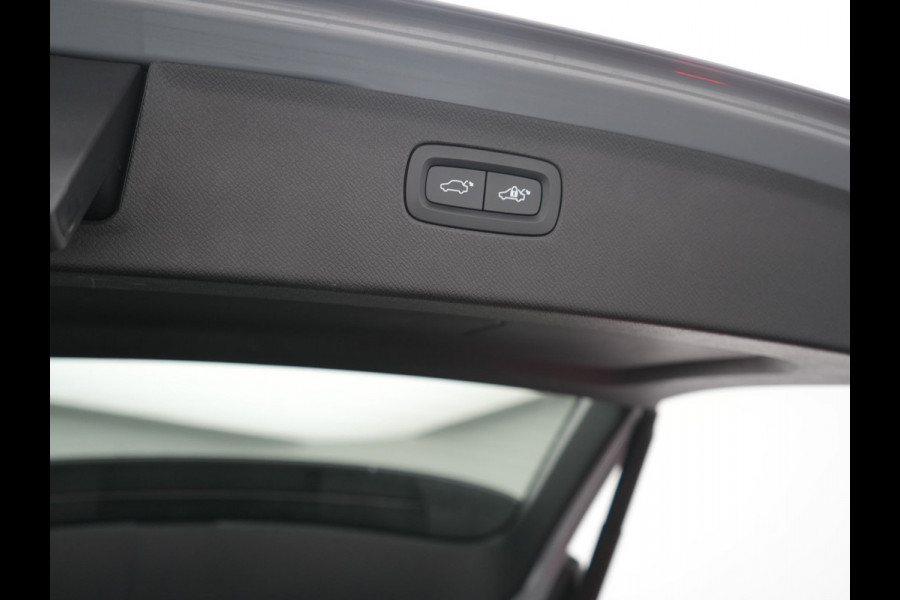 Volvo XC90 T8 Recharge AWD Plus Dark Long Range 7 Persoons PHEV 456pk Dealer O.H. | Trekhaak Af Fabriek | Panodak | Luchtvering | Adaptive Cruise | 360 Camera | Lederen Sportstoelen Memory & Verwarmd | Harman / Kardon | Keyless | Blis | Stuur Verwarmd | Apple Carplay | Plug In Hybrid |