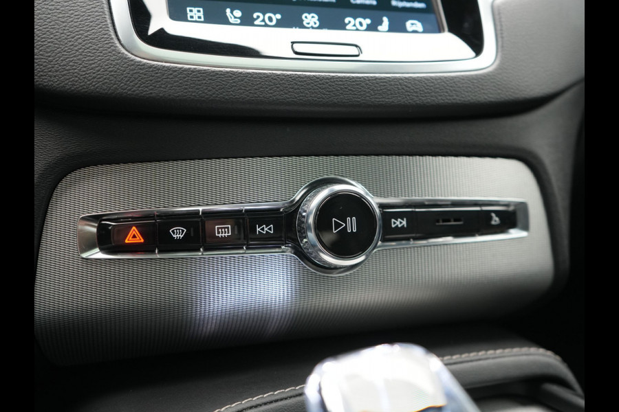 Volvo XC90 T8 Recharge AWD Plus Dark Long Range 7 Persoons PHEV 456pk Dealer O.H. | Trekhaak Af Fabriek | Panodak | Luchtvering | Adaptive Cruise | 360 Camera | Lederen Sportstoelen Memory & Verwarmd | Harman / Kardon | Keyless | Blis | Stuur Verwarmd | Apple Carplay | Plug In Hybrid |