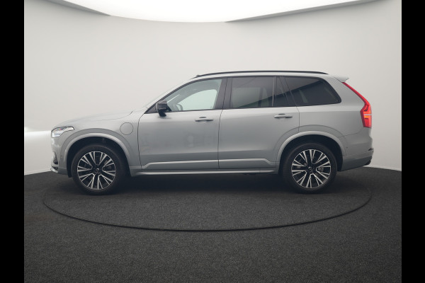 Volvo XC90 T8 Recharge AWD Plus Dark Long Range 7 Persoons PHEV 456pk Dealer O.H. | Trekhaak Af Fabriek | Panodak | Luchtvering | Adaptive Cruise | 360 Camera | Lederen Sportstoelen Memory & Verwarmd | Harman / Kardon | Keyless | Blis | Stuur Verwarmd | Apple Carplay | Plug In Hybrid |