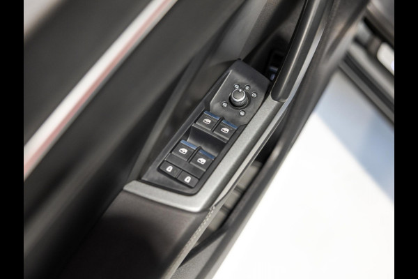 Audi Q3 45 TFSI e S-Line edition / 245pk / Panorama dak / Achteruitrij camera / Keyless / Sfeerverlichting /