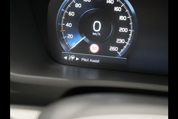 Volvo XC90 T8 Recharge AWD R-Design 7 Persoons LONG RANGE PHEV 455pk Dealer O.H. | Adaptive Cruise | 360 Camera | Lederen Sportstoelen Memory & Verwarmd | Apple Carplay | Stuur Verwarmd | Keyless | Blis | Navigatie | DAB | Virtual | Plug In Hybrid |