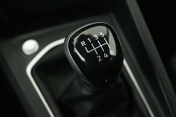 Volkswagen Golf 1.0 TSI Life (CRUISE CONTROL ADAPTIEF, NAVIGATIE, CARPLAY, PARKEERSENSOREN)