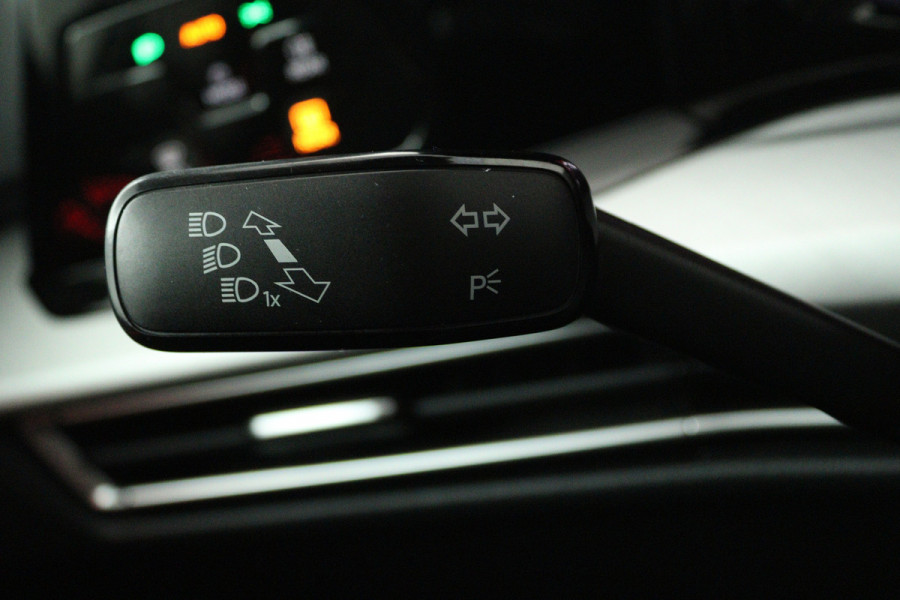 Volkswagen Golf 1.0 TSI Life (CRUISE CONTROL ADAPTIEF, NAVIGATIE, CARPLAY, PARKEERSENSOREN)