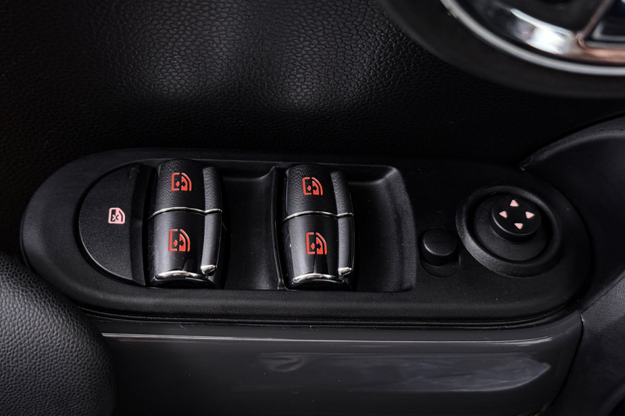 MINI 5-deurs 1.5 Cooper Chili (STOELVERWARMING, PARKEERSENSOREN, DEALER ONDERHOUDEN)