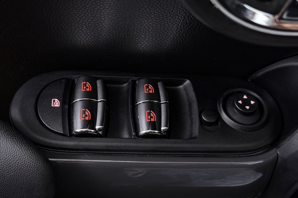 MINI 5-deurs 1.5 Cooper Chili (STOELVERWARMING, PARKEERSENSOREN, DEALER ONDERHOUDEN)