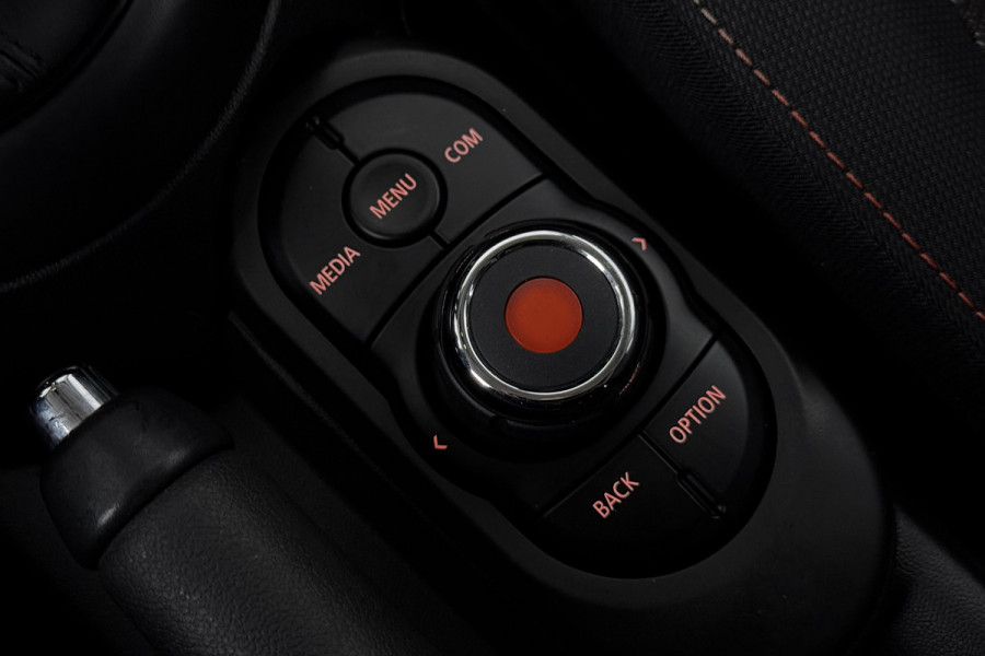 MINI 5-deurs 1.5 Cooper Chili (STOELVERWARMING, PARKEERSENSOREN, DEALER ONDERHOUDEN)