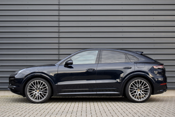 Porsche Cayenne Coupé 3.0 E-Hybrid Platinum Edition SportDesign | Pano | ACC | Trekhaak | 22'' Wielen | Bose | Achterasbesturing | Stoelventilatie | Sportuitlaat |
