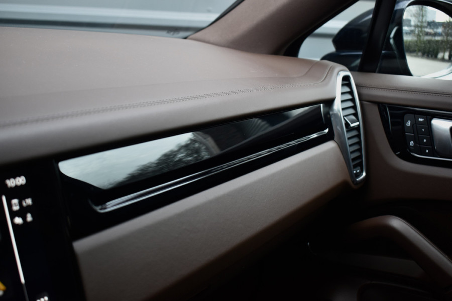 Porsche Cayenne Coupé 3.0 E-Hybrid Platinum Edition SportDesign | Pano | ACC | Trekhaak | 22'' Wielen | Bose | Achterasbesturing | Stoelventilatie | Sportuitlaat |