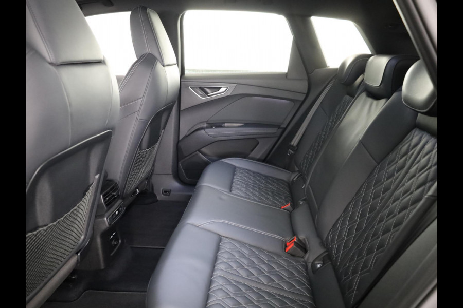 Audi Q4 e-tron 50 quattro S edition 77 kWh Lederen bekleding | 21 inch lichtmetalen velgen | Parkeercamera | Navigatie