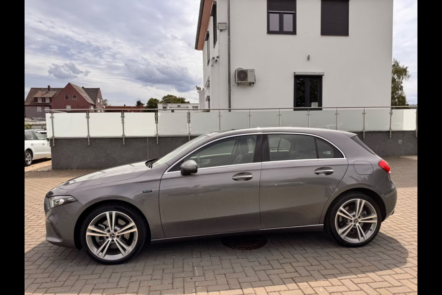 Mercedes-Benz A-Klasse 250 e ** MULTIBEAM LED, PANO, LEDER, MEMORY, 19-inch LMV, 2-zone AIRCO, ACC ** UNFALLFREI ** ** INFORMEER OOK NAAR ONZE AANTREKKELIJKE FINANCIAL-LEASE TARIEVEN **