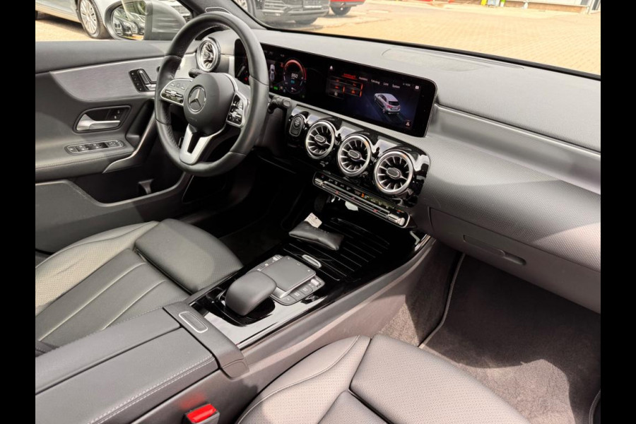 Mercedes-Benz A-Klasse 250 e ** MULTIBEAM LED, PANO, LEDER, MEMORY, 19-inch LMV, 2-zone AIRCO, ACC ** UNFALLFREI ** ** INFORMEER OOK NAAR ONZE AANTREKKELIJKE FINANCIAL-LEASE TARIEVEN **