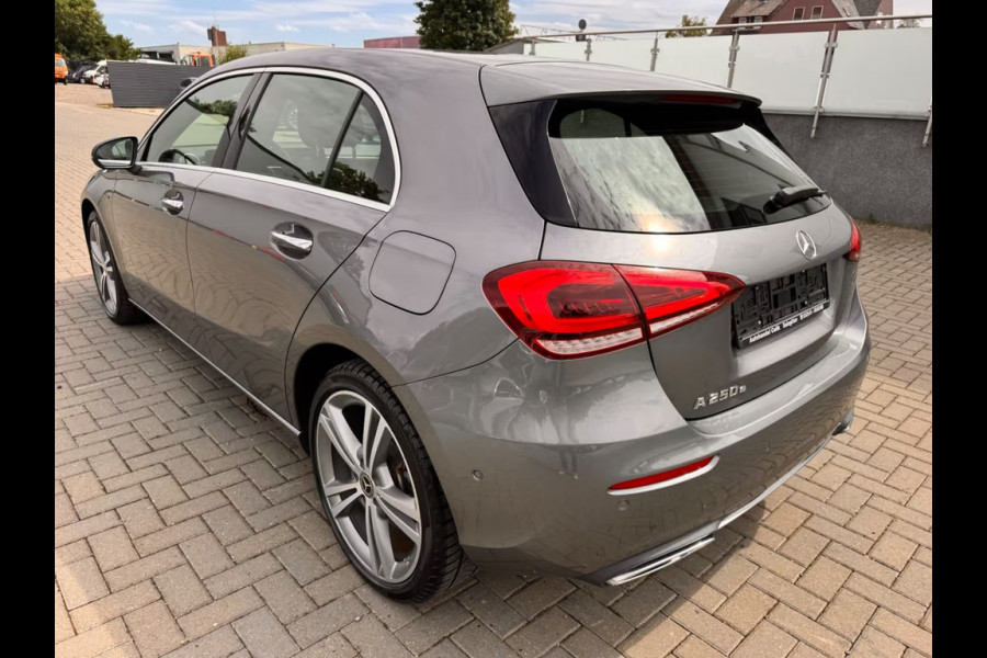 Mercedes-Benz A-Klasse 250 e ** MULTIBEAM LED, PANO, LEDER, MEMORY, 19-inch LMV, 2-zone AIRCO, ACC ** UNFALLFREI ** ** INFORMEER OOK NAAR ONZE AANTREKKELIJKE FINANCIAL-LEASE TARIEVEN **