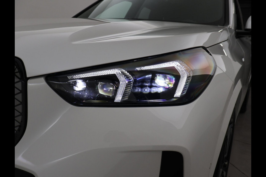 BMW iX1 eDrive20 67 kWh M-SPORT *46 KM NIEUW* + PANORAMA | PREMIUM | 19 INCH | M-REMMEN