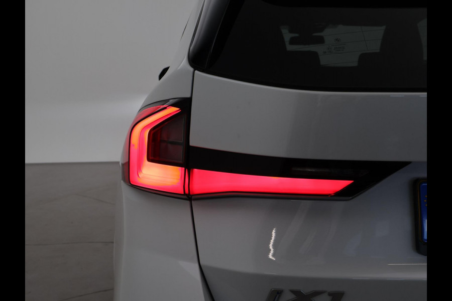 BMW iX1 eDrive20 67 kWh M-SPORT *46 KM NIEUW* + PANORAMA | PREMIUM | 19 INCH | M-REMMEN