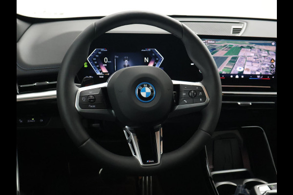 BMW iX1 eDrive20 67 kWh M-SPORT *46 KM NIEUW* + PANORAMA | PREMIUM | 19 INCH | M-REMMEN