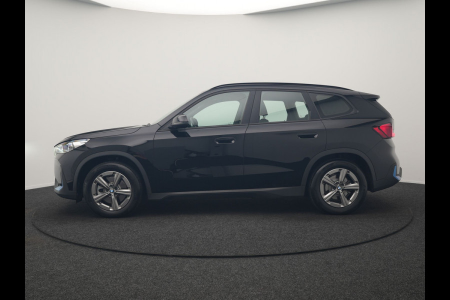 BMW iX1 xDrive30 67 kWh 313pk Dealer O.H. | Trekhaak Af Fabriek | Camera | Adaptief M Onderstel | Voorstoelen Verwarmd | Blis | Keyless | Apple Carplay | Adaptive LED | Sfeerverlichting | Widescreen Navi | DAB |