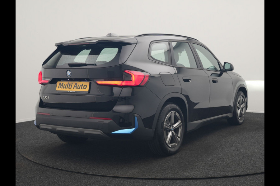 BMW iX1 xDrive30 67 kWh 313pk Dealer O.H. | Trekhaak Af Fabriek | Camera | Adaptief M Onderstel | Voorstoelen Verwarmd | Blis | Keyless | Apple Carplay | Adaptive LED | Sfeerverlichting | Widescreen Navi | DAB |